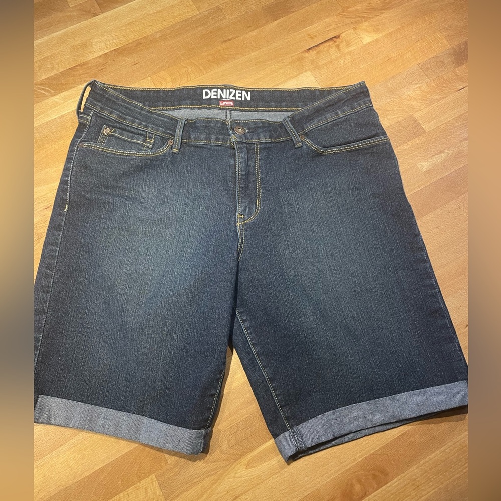 Women’s Levi shorts size 12